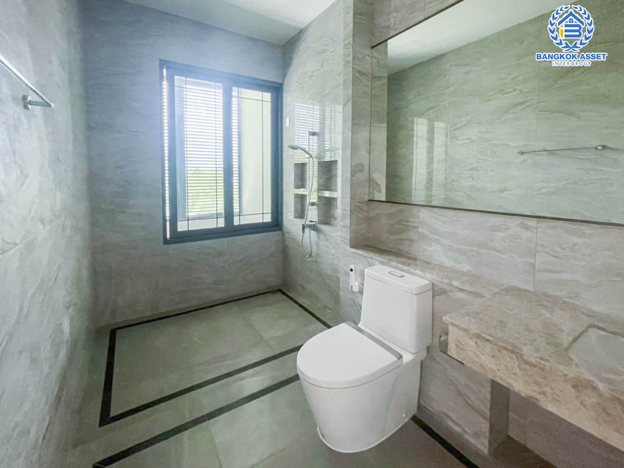 *****บ้านเดี่ยวมือสอง ม.เดอะพาวิลล่า กาญจนาภิเษก-บางบอน3 เนื้อที่ 199 ตร.ว. ฟังก์ชัน 5 นอน 6 น้ำ 2 ห้องแม่บ้าน 6 ที่จอดรถ บนทำเลศักยภาพ เชื่อมต่อถนนหลายเส้น ไม่ว่าจะเป็น ถ.เอกชัย, ถ.เพชรเกษม69, ถ.พระราม2 และใกล้จุดขึ้นทางด่วน "อาจณรงค์-รามอินทรา"